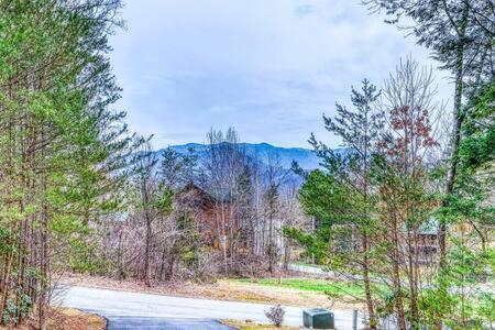 The Great Escape - Min From Parkway With Hot Tub Villa Gatlinburg Exterior photo