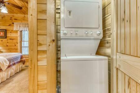 The Great Escape - Min From Parkway With Hot Tub Villa Gatlinburg Exterior photo