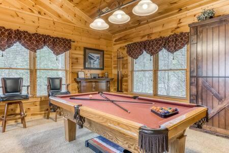 The Great Escape - Min From Parkway With Hot Tub Villa Gatlinburg Exterior photo