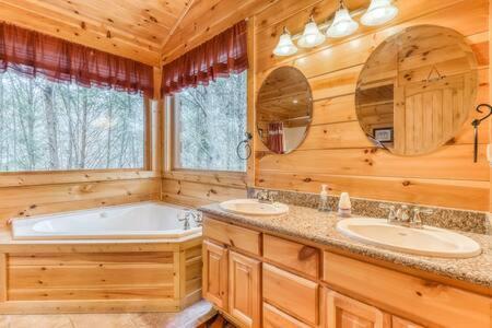 The Great Escape - Min From Parkway With Hot Tub Villa Gatlinburg Exterior photo