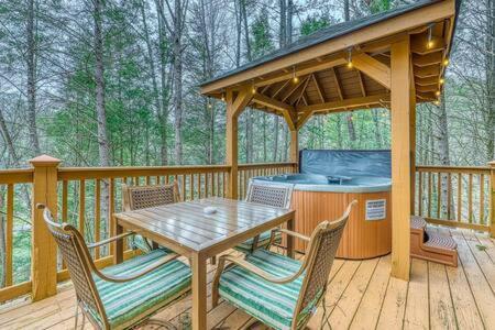 The Great Escape - Min From Parkway With Hot Tub Villa Gatlinburg Exterior photo
