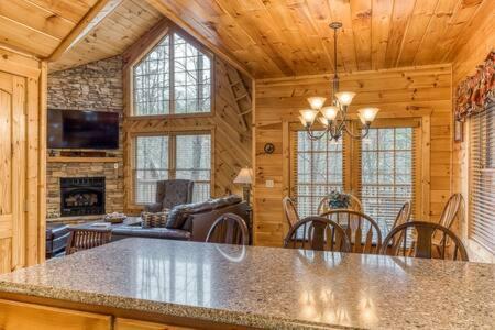 The Great Escape - Min From Parkway With Hot Tub Villa Gatlinburg Exterior photo