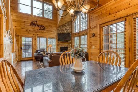 The Great Escape - Min From Parkway With Hot Tub Villa Gatlinburg Exterior photo