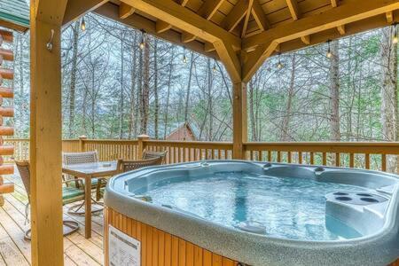 The Great Escape - Min From Parkway With Hot Tub Villa Gatlinburg Exterior photo